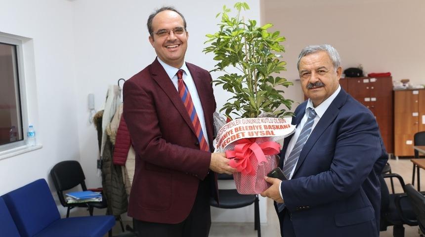 Burhaniye&rsquo;de Başkan Uysal &ouml;ğretmenleri ziyaret etti