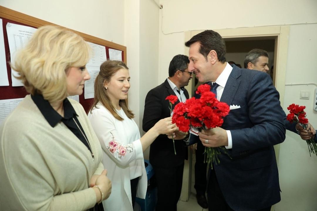 Tok&rsquo;tan 4 bin 800 &ouml;ğretmene karanfil