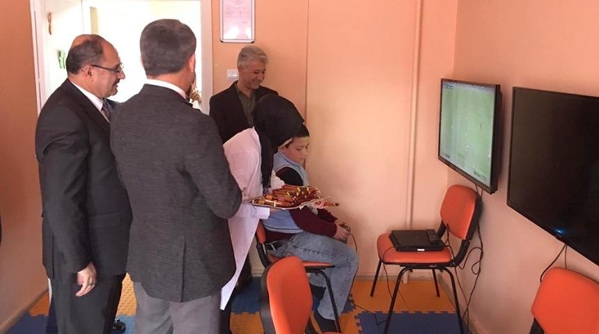 Başkan Demir, Tatvan semt kütüphanesini gezdi