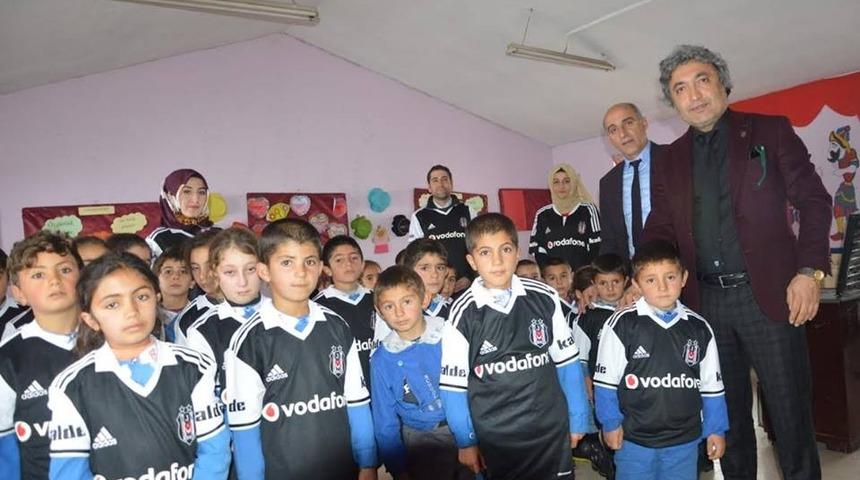 Beşiktaş köyü’nün Beşiktaş ilköğretim  okulunda Beşiktaş forması dağıtıldı