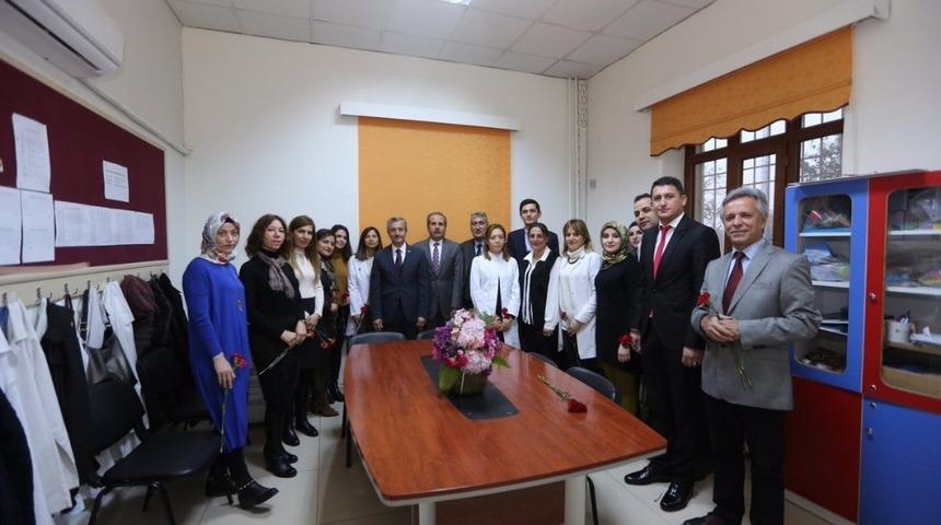 Belediye Başkanı Mehmet Tahmazoğlu &ouml;ğretmenleri ziyaret etti
