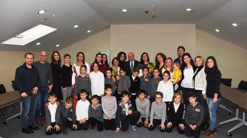 &Ouml;ğretmenler G&uuml;n&uuml;&rsquo;nde en anlamlı hediye