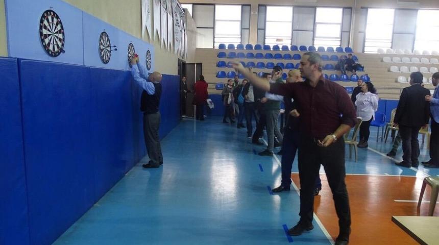 &Ouml;ğretmenler dart attı