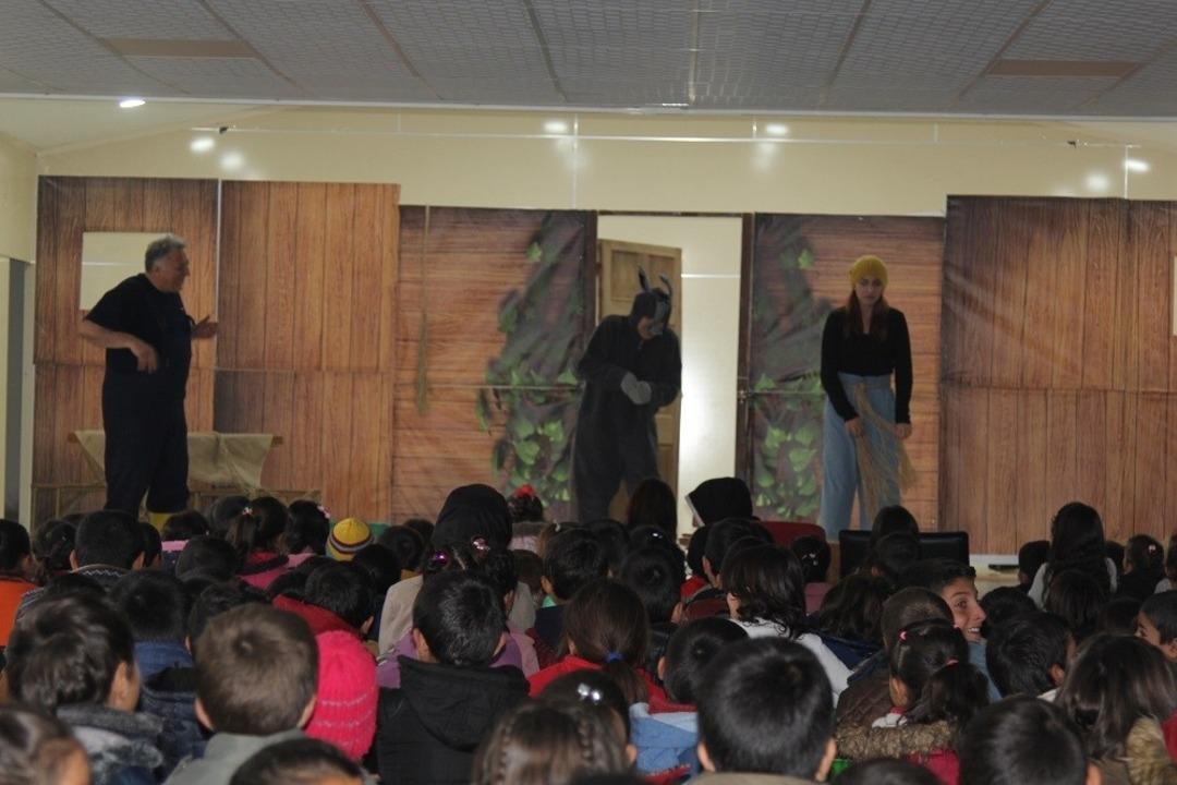 &rsquo;Ali Babanın &Ccedil;iftliği&rsquo; oyunu Başkale&rsquo;de sahnelendi