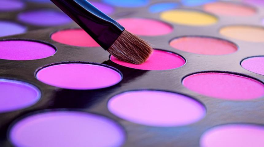 Makyajda Mor ve Gri Renklerin D&uuml;eti