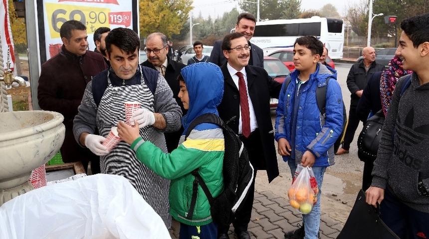 &Ouml;ğrencilerin i&ccedil;i sıcak &ccedil;orbayla ısınıyor