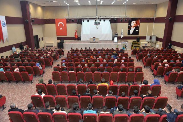 KMÜ’de aile ve gençlik konferansı