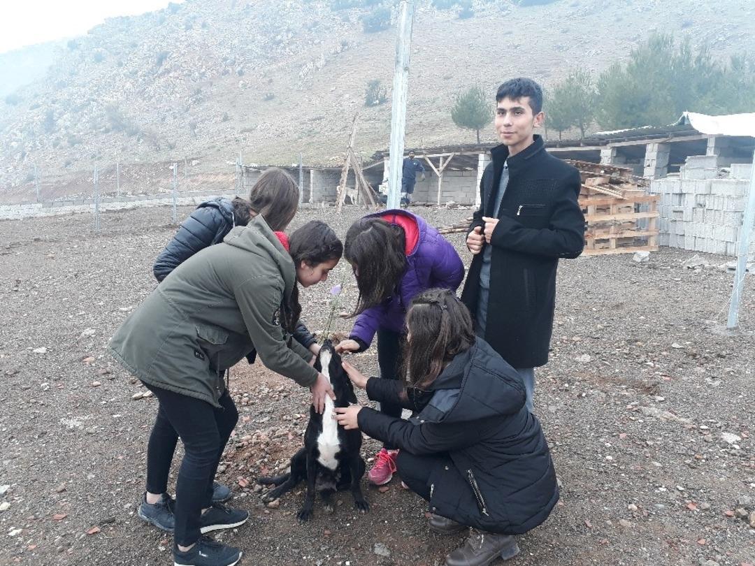 &Ouml;ğrenciler, &ouml;ğretmenleri i&ccedil;in fidan dikti