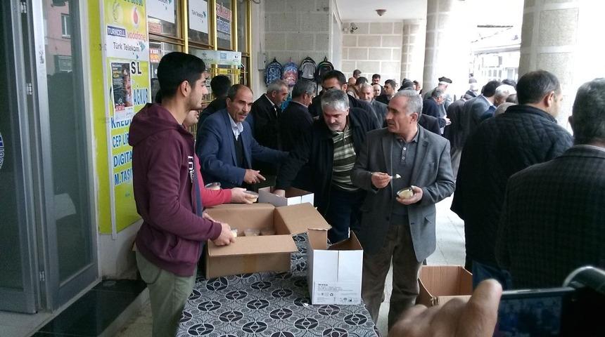 &Ccedil;elikhan il&ccedil;esinde vatandaşlara helva ikram edildi