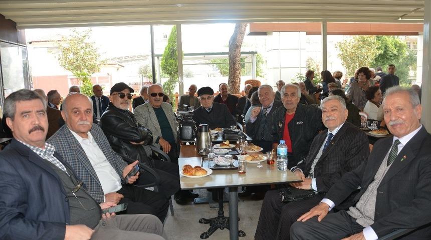 Emekli &ouml;ğretmenler Efeler&rsquo;de unutulmadı