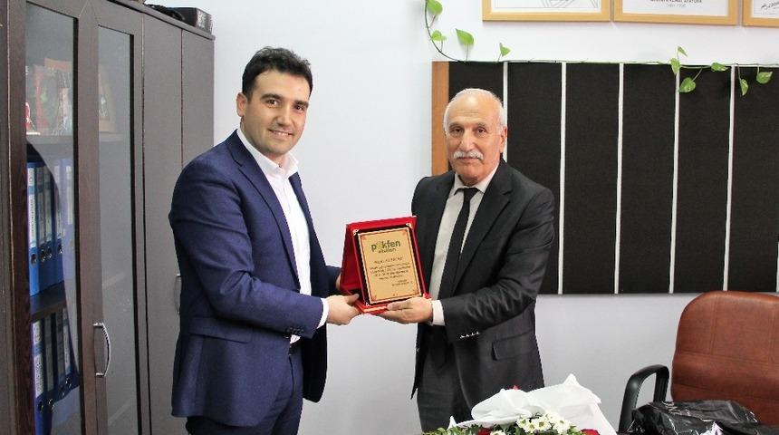 Pekfen&rsquo;den yılın &ouml;ğretmenine plaket