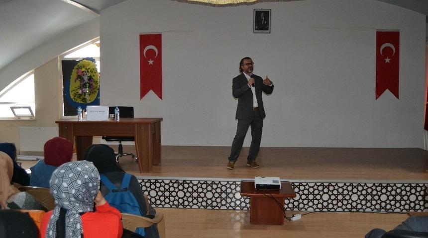 Kulu&rsquo;da &ldquo;Bilin&ccedil;li aile, duyarlı gen&ccedil;lik" konulu konferans