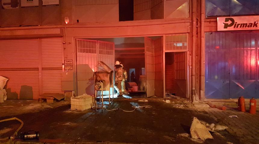 İkitelli'de kozmetik atölyesinde yangın! Etrafa ağır bir koku yayıldı