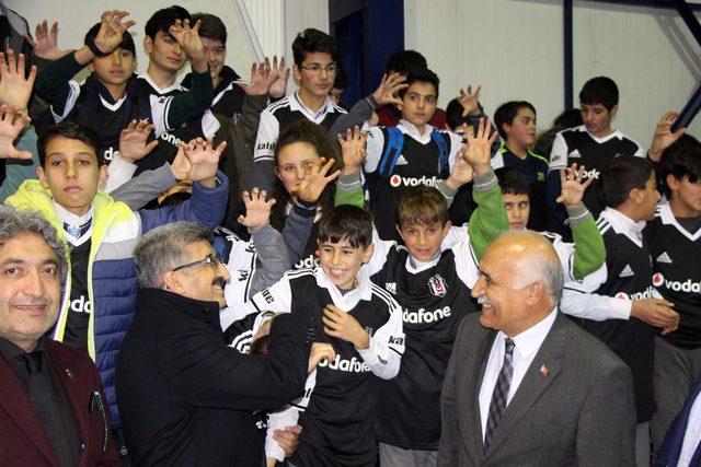 Ardahan'da öğrencilere 5 bin 'Beşiktaş' forması dağıtıldı