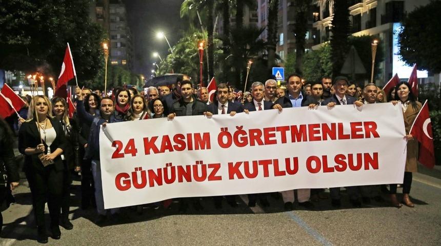 Öğretmenlerden fener alayı