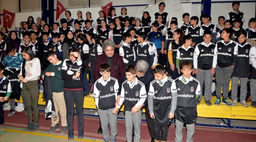 Beşiktaş'tan Ardahanlı &ouml;ğrencilere 3 bin forma