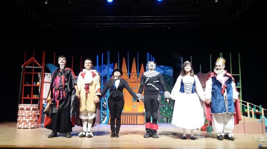 ‘Çizmeli Kedi’ yıl sonuna kadar  perdelerini açık tutacak