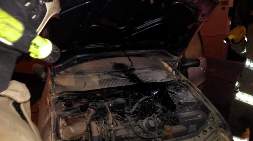 Hareket halindeki otomobil yandı