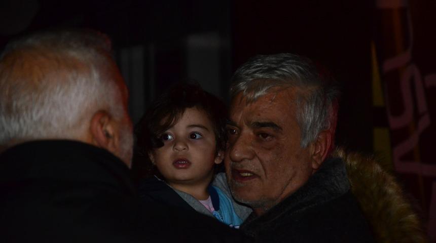 Torununu kucağına aldığı gibi sokağa fırladı! Korku dolu dakikalar