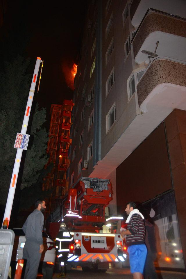 Kucağındaki torunuyla evinin yanışını izledi