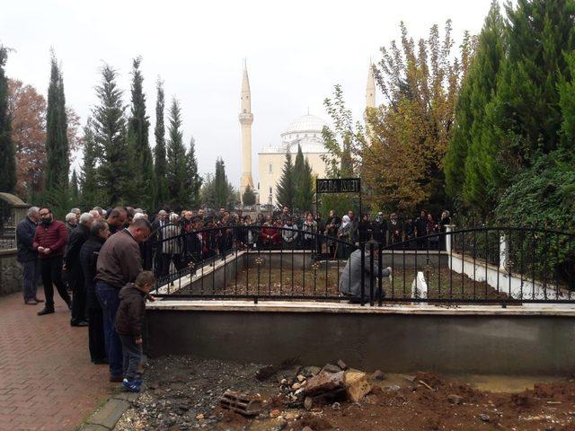 Vefat eden öğretmen mezarı başında anıldı