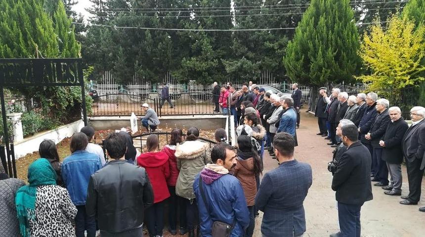 Vefat eden &ouml;ğretmen mezarı başında anıldı