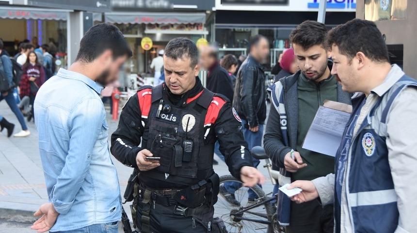 Antalya&rsquo;da kurallara uymayan s&uuml;r&uuml;c&uuml;lere ceza