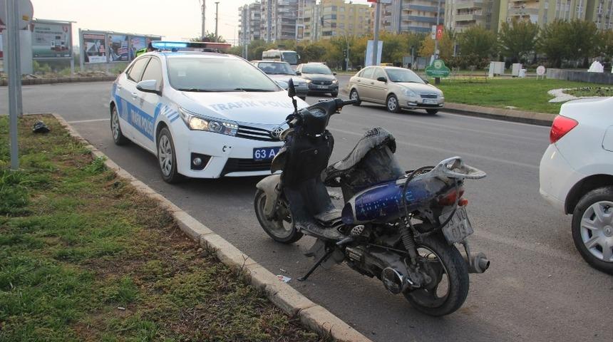 Devrilen motosikletin s&uuml;r&uuml;c&uuml;s&uuml; yaralandı