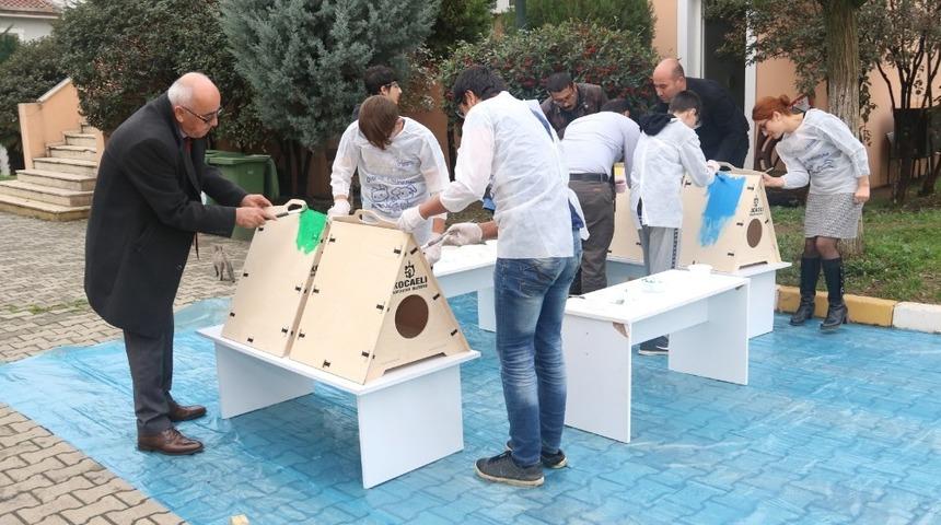 Kedi evlerini minik eller boyadı