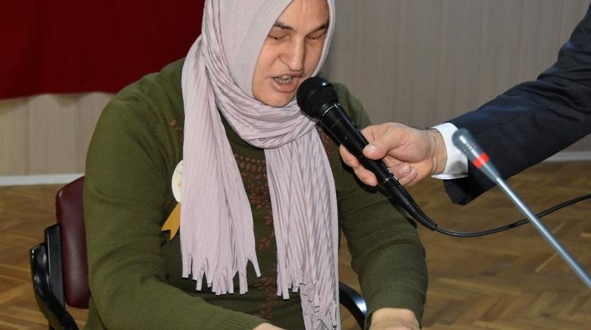 G&ouml;rme Engelli Hanife Kalaycı, okuduğu şiirle b&uuml;y&uuml;k alkış aldı