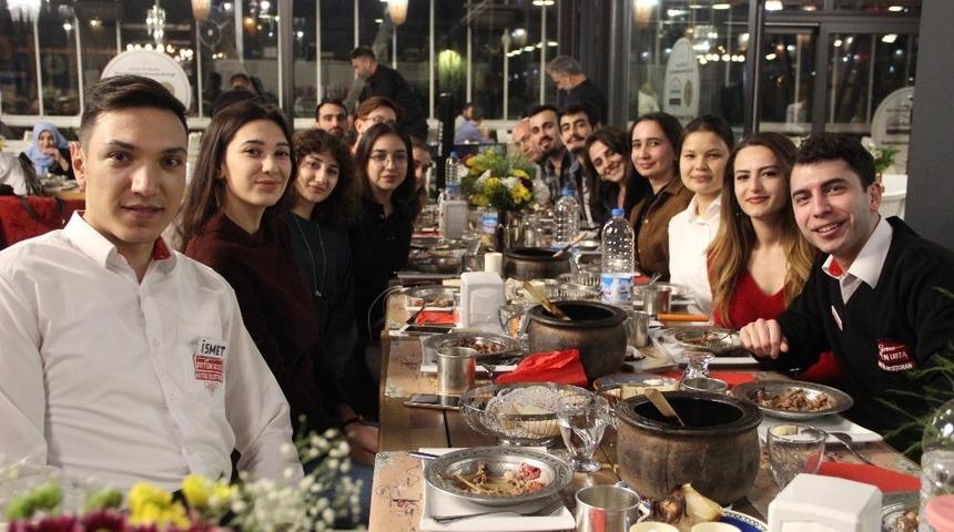 Emekli &ouml;ğretmen Ayten Usta&rsquo;dan personellerine &rsquo;&Ouml;ğretmenler G&uuml;n&uuml;&rsquo; hediyesi