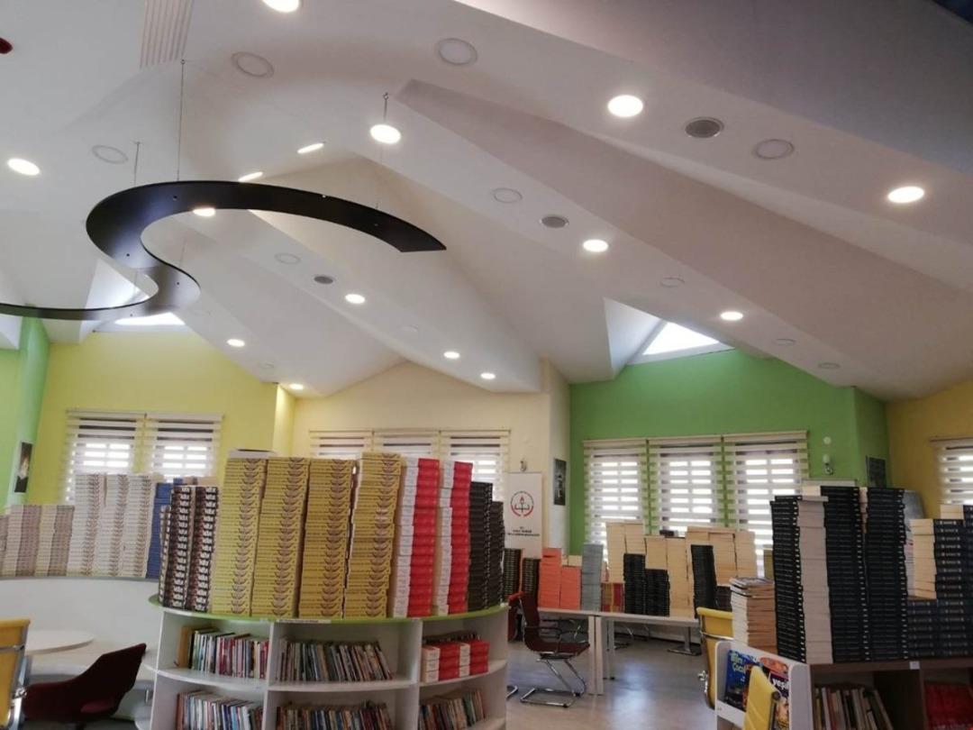 Vali Balcı&rsquo;dan eğitimcilere 12 bin 358 adet kitap hediye edildi