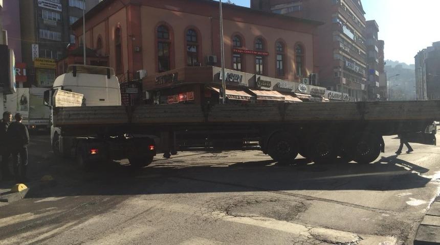 Yolu karıştıran tır s&uuml;r&uuml;c&uuml;s&uuml; trafiği birbirine kattı