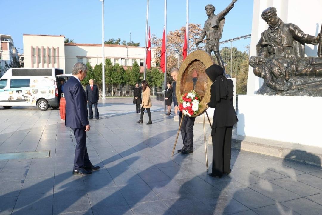 Manisa&rsquo;da &ouml;ğretmenler g&uuml;n&uuml; kutlandı
