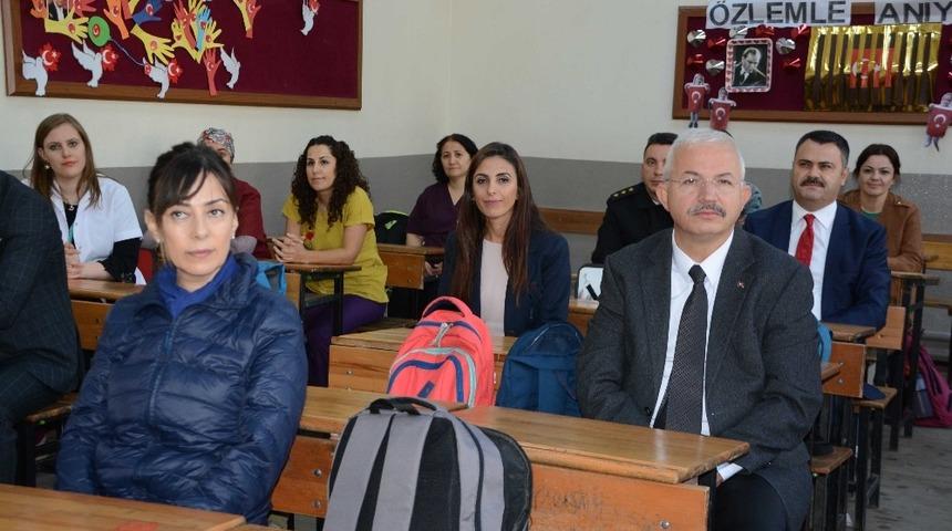 B&uuml;t&uuml;n il&ccedil;e bir oldu, &ouml;ğretmenler g&uuml;n&uuml; i&ccedil;in filimde rol aldı