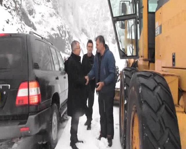 Kardan kapanan yol iş makinesiyle açıldı, Vali öğretmenlere ulaştı