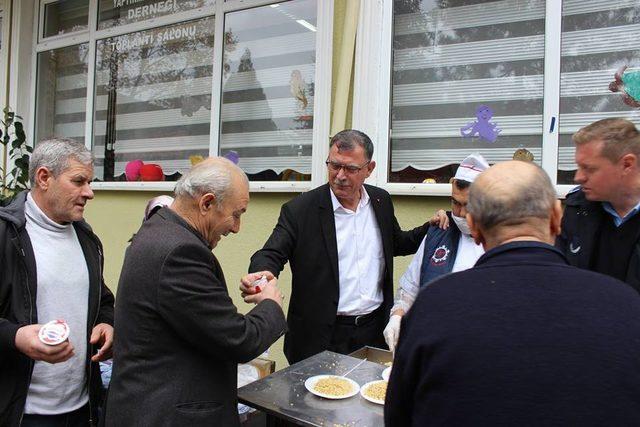 Vezirhan’da camilerde pilav dağıtıldı