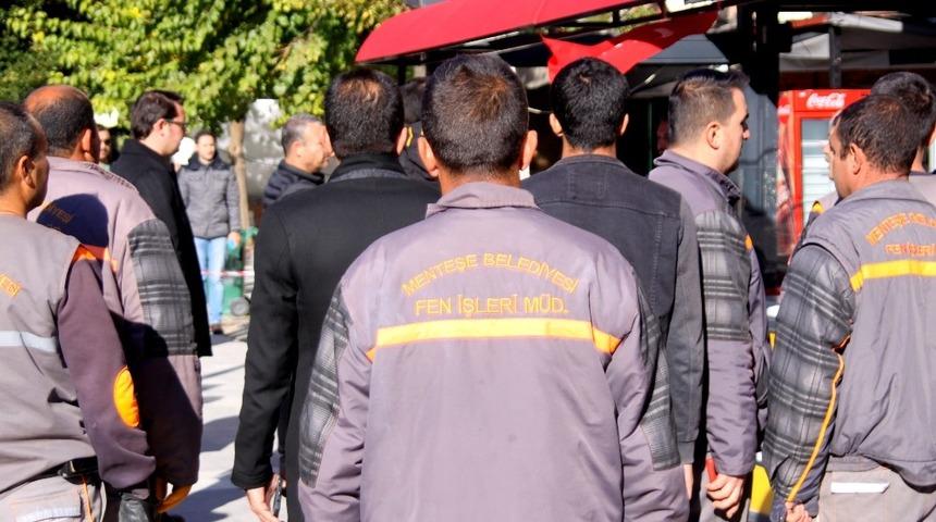 &Ccedil;areyi İstiklal Marşı&rsquo;nı &ccedil;almakta buldu