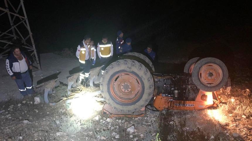 Trakt&ouml;r&uuml;n altında kalarak can verdi