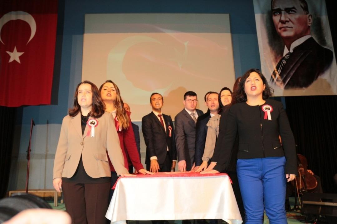 Balıkesir&rsquo;de en mutlu g&uuml;nde &ouml;ğretmenlere şeref madalyası takıldı