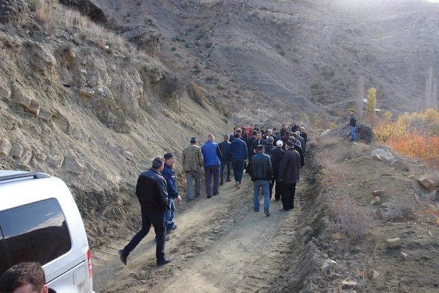 Yolları baraj suları altında kalacak köylülerden, yeni yol güzergahına tepki