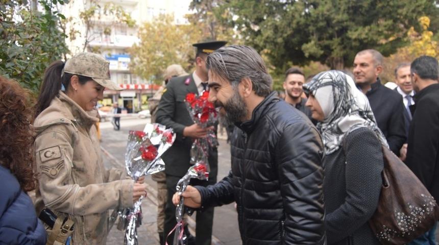 Jandarmadan &ouml;ğretmenlere karanfilli kutlama