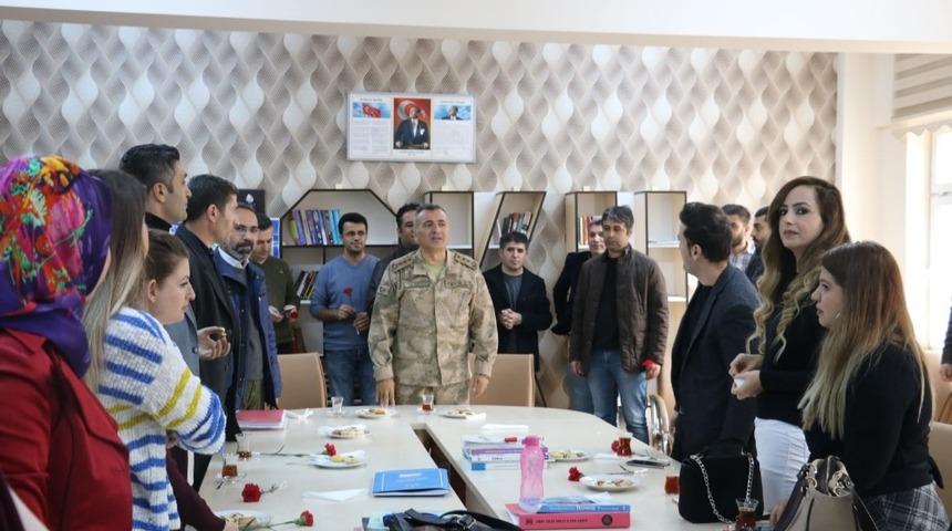 Komutan Atasoy &ouml;ğretmenleri ziyaret etti