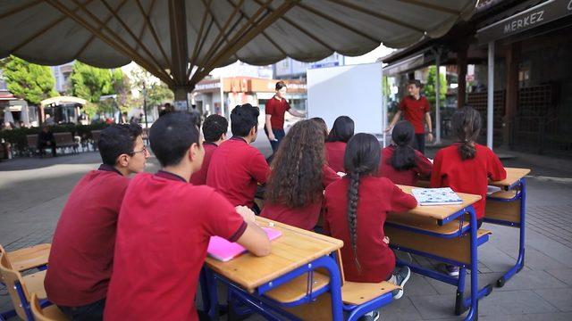 Emekli öğretmenlere 'sokakta sınıf' sürprizi