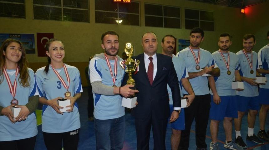 Ağrı&rsquo;da &ouml;ğretmenler arası voleybol turnuvası sona erdi