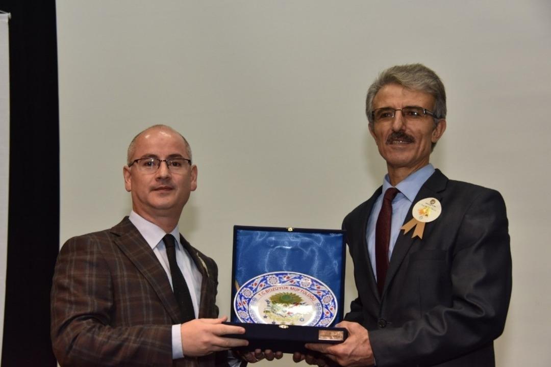 Boz&uuml;y&uuml;k&rsquo;te &ldquo;Peygamberimiz ve Gen&ccedil;lik&rdquo; konulu konferans d&uuml;zenlendi