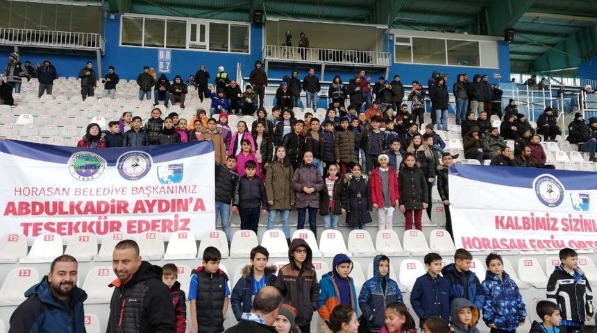 Köy okulunda ki öğrenciler ilk kez B.B. Erzurumspor maçını izledi
