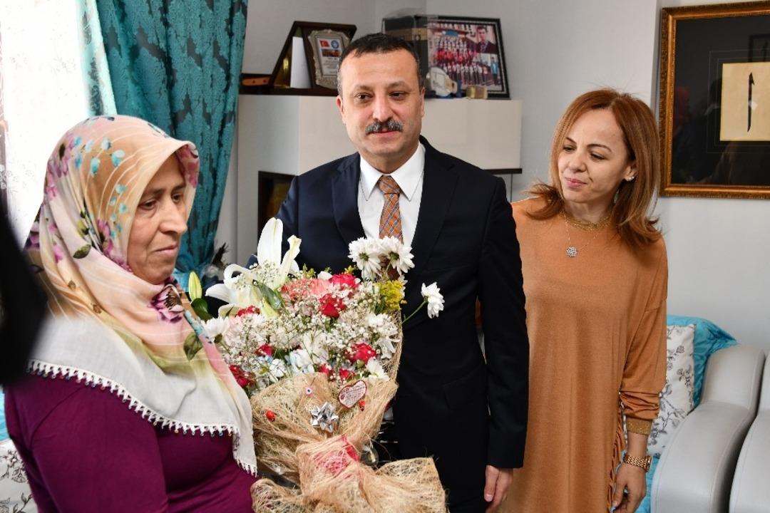 Vali Taşbilek ve eşinden Şehit &Ouml;ğretmenin ailesi ve kabrine ziyaret