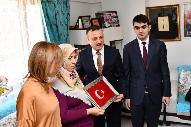 Vali Taşbilek ve eşinden Şehit Öğretmenin ailesi ve kabrine ziyaret G2