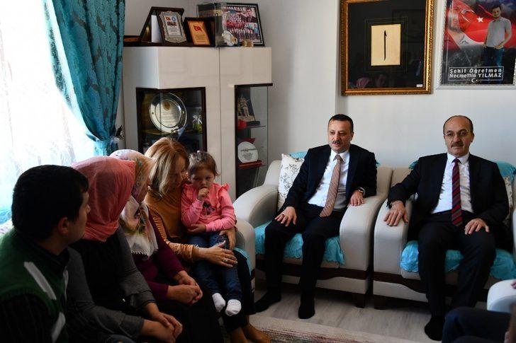 Vali Taşbilek ve eşinden Şehit Öğretmenin ailesi ve kabrine ziyaret G3